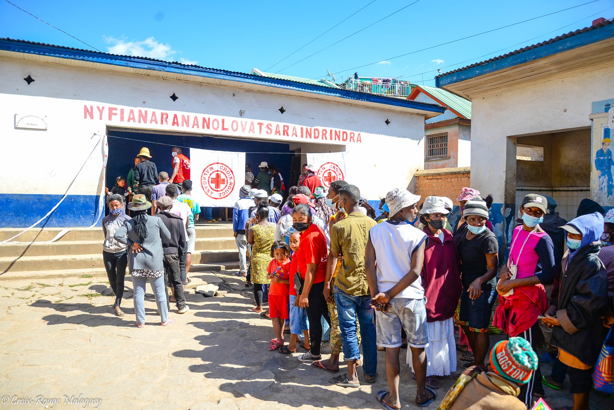 Distribution de 1 000 bidons et 1 000 gel à l 000 ménages d'Atananarivo